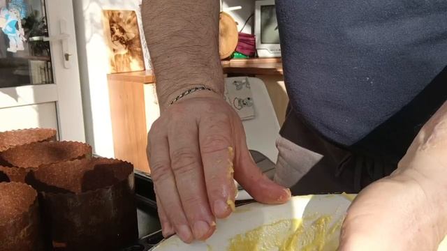 Распаковываем тесто Шапочка Пузырьки Тесто дышит Подсолнечное масло смазываем руки Шесть формочек