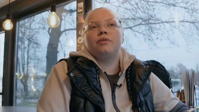 Он принес наручники,противогаз и нож.Собчак