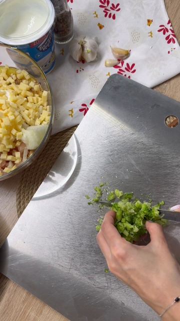 Рубленные куриные котлету и с сыром