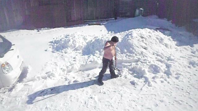 кидаю снег закаляясь