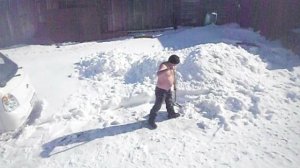 кидаю снег закаляясь