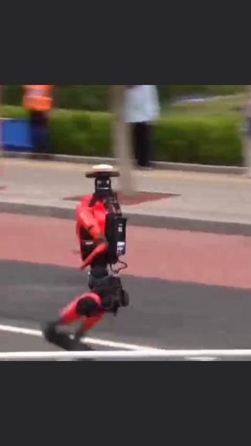 Робот-гуманоид в Китае побил мировой рекорд человека в полумарафоне, пишет Reuters.#18k