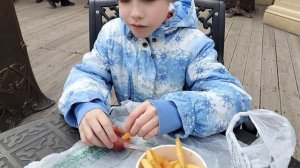 Уличный мукбанг🤣А кто не любит жареную картошку или картошку фри?На улице всё вкусно!