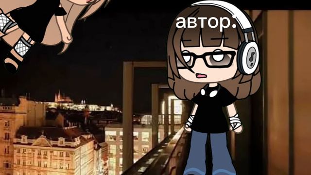 знакомится)