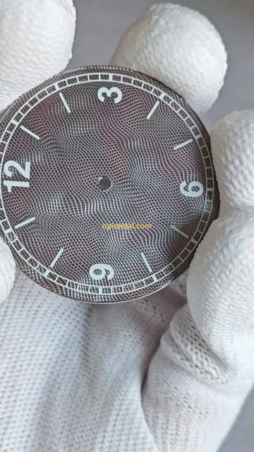 Гильошные циферблаты с ромбовидным узором, меняющим цвет, от Upimetal