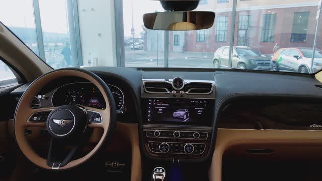 Купить Bentley Bentayga Azure Цвет: Onyx Чёрный металлик Цвет салона: Camel / Beluga