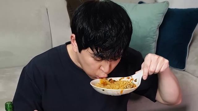 Кореец ест рамен и кимчи. Мукбанг. Корейцы едят на камеру. 🍜 много еды