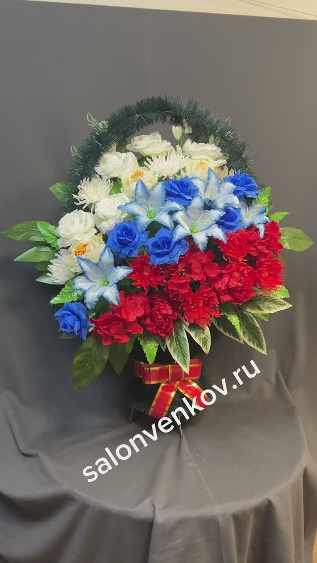 Корзина из искусственных цветов 