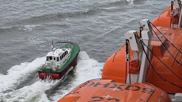 идёт параллельным курсом