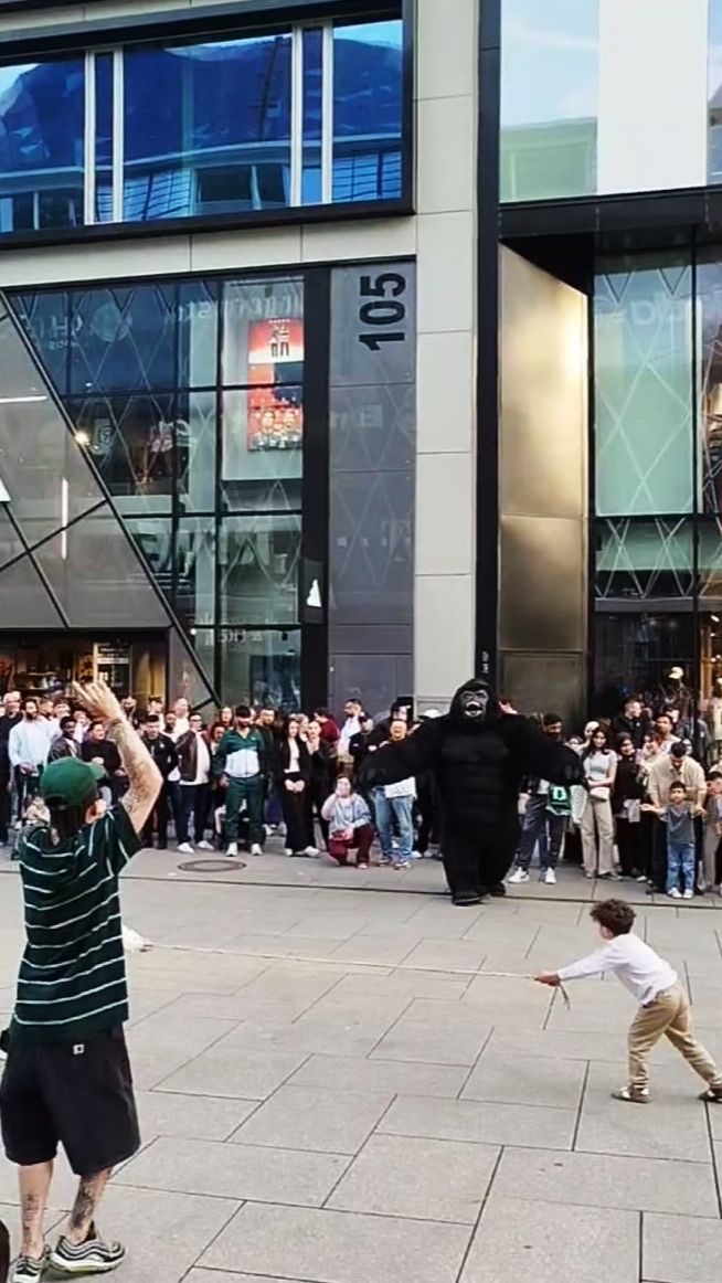 ГЕРМАНИЯ. ГОРИЛЛА-ГИГАНТ В ЦЕНТРЕ ФРАНКФУРТА-НА-МАЙНЕ. 18.04.26