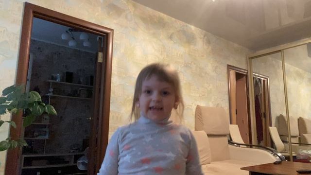 Ева бросается подушкой