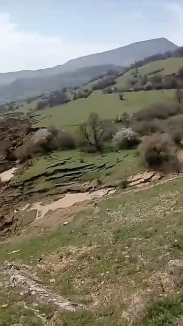 Оползни все ещё продолжаются