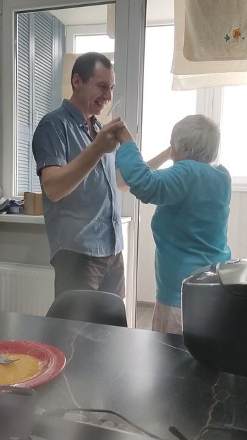 Мама и Костя. Танцы