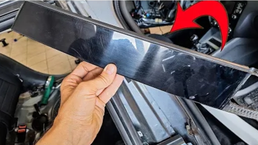 Как снять глянцевую накладку задней двери Skoda Octavia A7