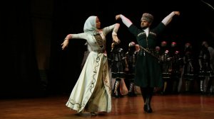 Так станцевала здорово Лезгинку в стиле степ, что оценил джигит, с ней в пляс пустился