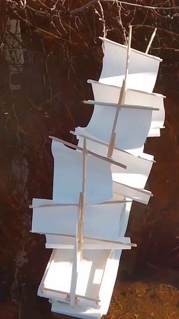 Огромный корабль против водоворота.