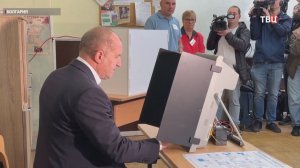 На парламентских выборах в Болгарии побеждает партия экс-президента Радева