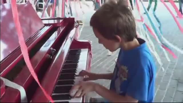 Леандер Вертрист -12 лет, играет на пианино при сильном ветре!!! Гент, Бельгия. # дети # пианино