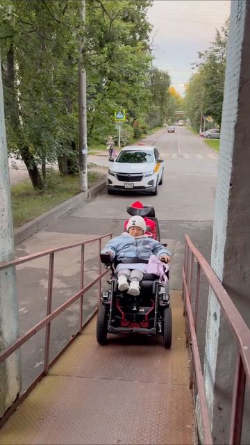 На Катэрвил и Майра по пандусу 👍 
#пандус #ЯнаКан #ВикторСчастливый #инвалиды #благодарность #мечта