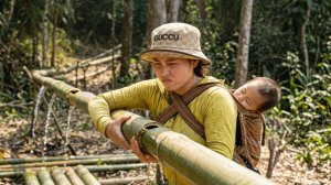 Она наконец нашла воду... Создает систему из бамбука, чтобы оживить свой дом