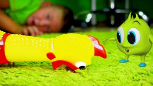 РОМА И ПАПА ПРЯЧУТСЯ ОТ БЕШЕННОЙ КУРИЦЫ! МУЛЬТИК ПРО ХЕЛПИКА! РОМА И ХЕЛПИК 166 СЕРИЯ