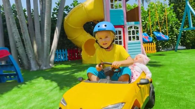 Крис и Алиса играют с волшебным дождем из леденцов