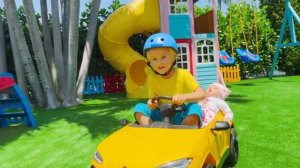 Крис и Алиса играют с волшебным дождем из леденцов