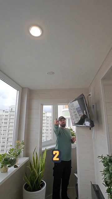 Лоджия настолько полюбилась клиенту, что она проводит там времени больше чем в квартире)