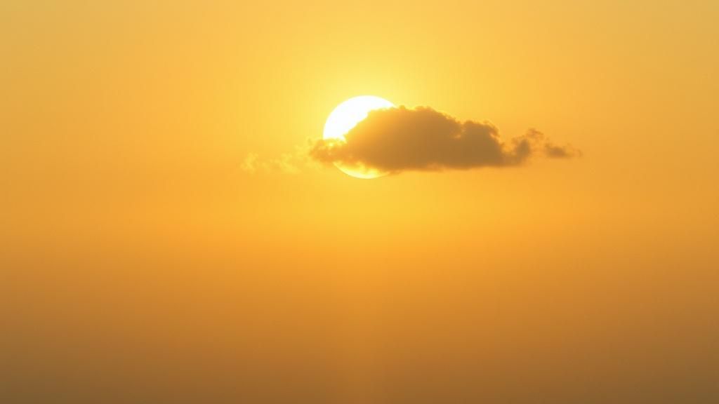 По небу солнце не спеша плывёт