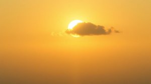 По небу солнце не спеша плывёт