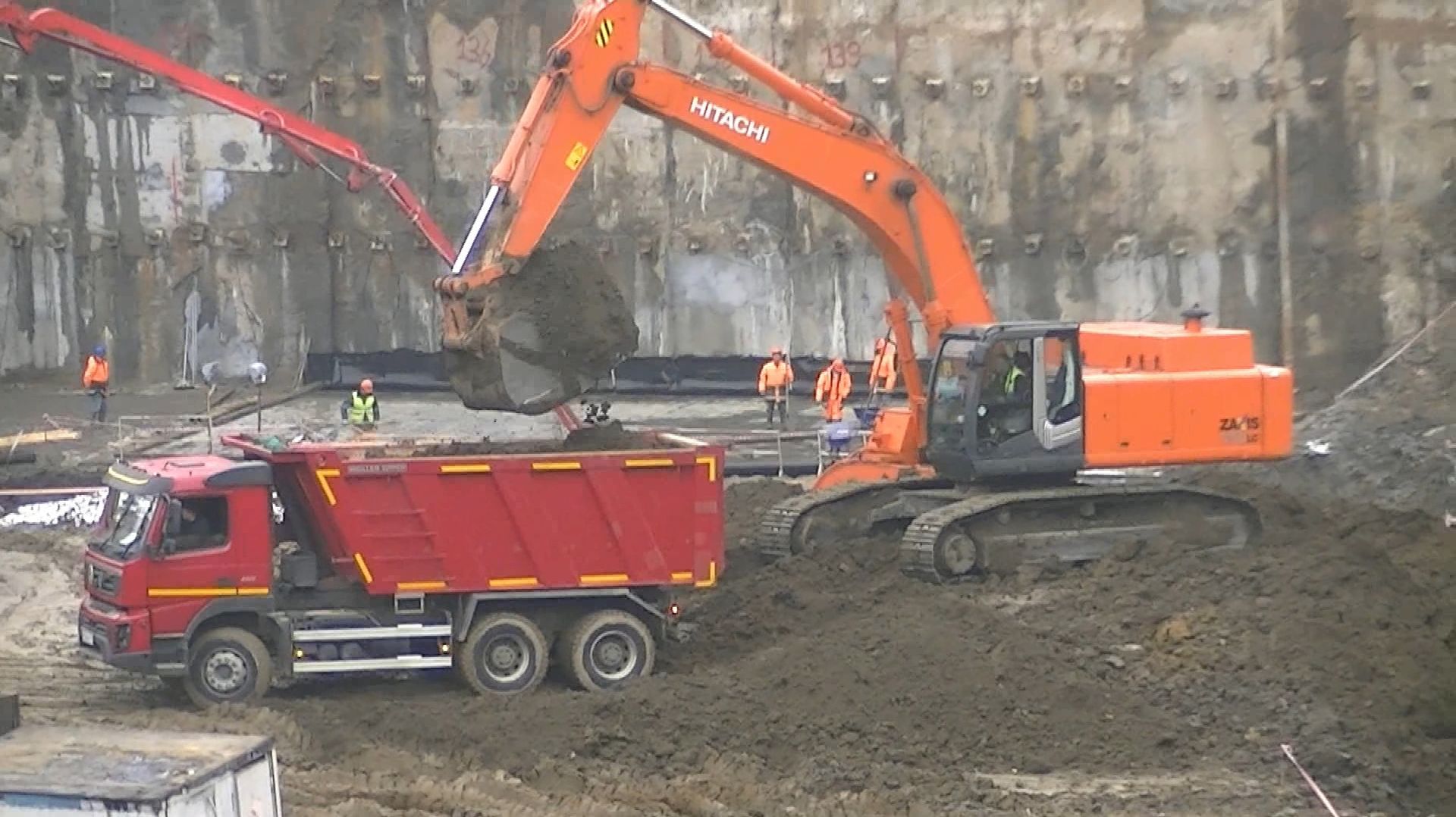 Экскаватор Hitachi Zaxis 450LC-3 грузит самосвалы Volvo FMX
