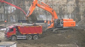 Экскаватор Hitachi Zaxis 450LC-3 грузит самосвалы Volvo FMX