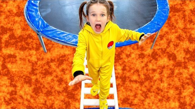 Челлендж Пол — Это Лава — Дети прячутся в надувном замке