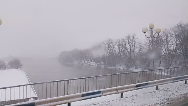 Вид с моста на  полузамерзшую реку 2026.01.12