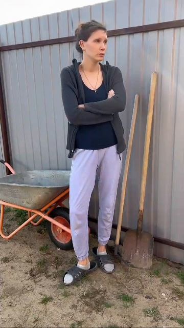 На каблуках в саду