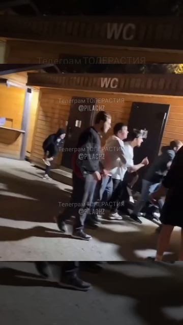 Сочи. Молодые люди устроили массовое побоище в центре города между собой. В какой-то момент для усил