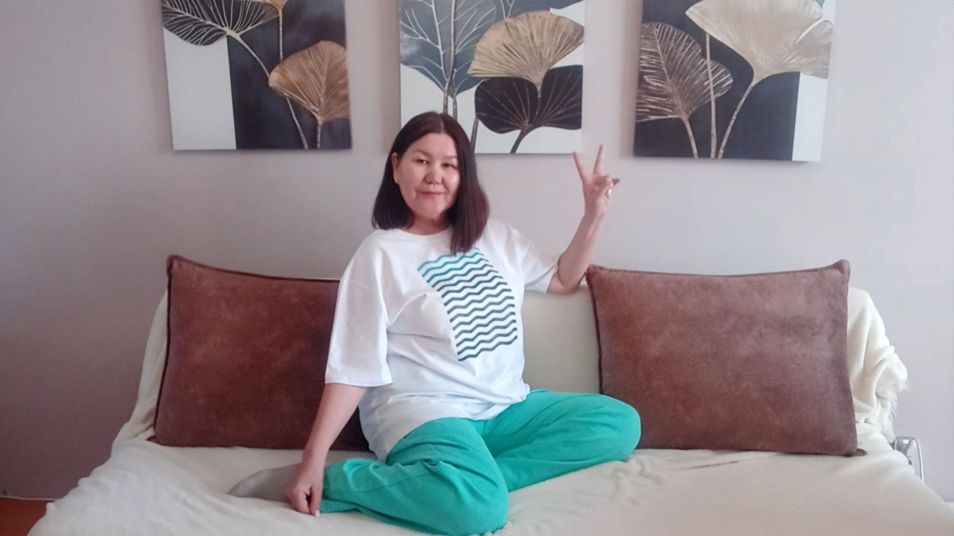 Хлопочу по дому🏠 Приклеиваю термонаклейку 🌀Примеряю новую футболку 👕Зачем делаю кудряшки ✌😄