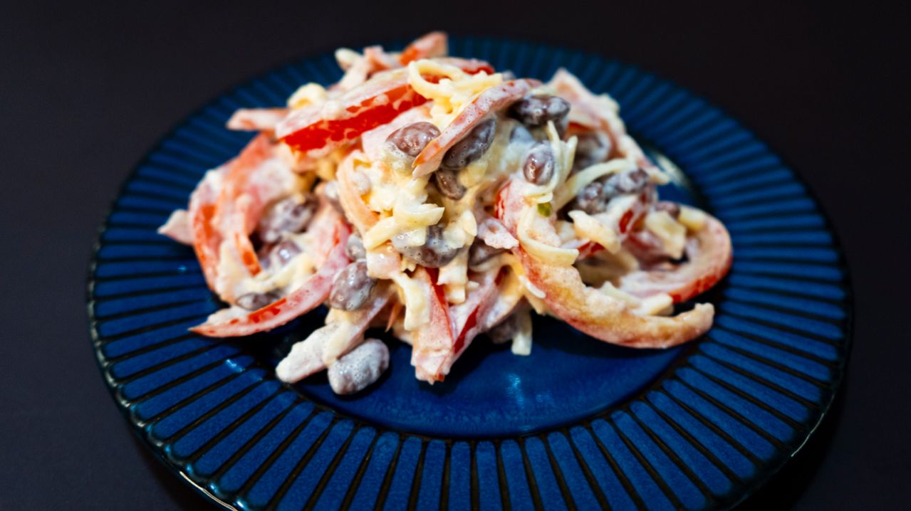 Салат с красной фасолью помидорами и сыром