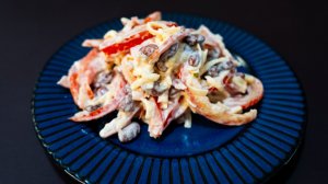 Салат с красной фасолью, помидорами и сыром