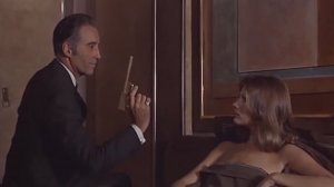 Муж угражает жене!