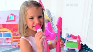 Катя и её друзья играют на улице