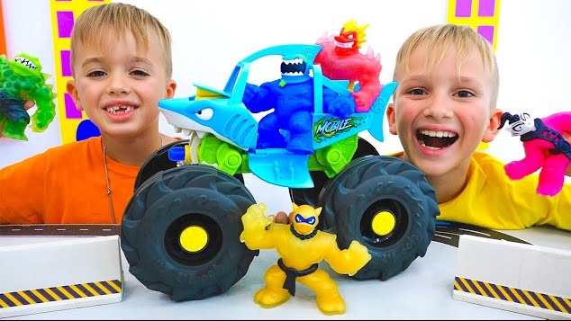 Влад и Никита играют