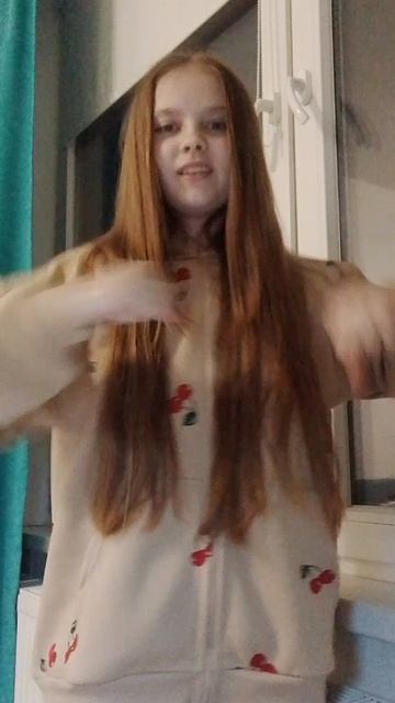 Хотела сделать крутое видео но меня отвлекла мама😊😂