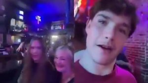 Американец отпустил свою девушку в клуб