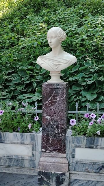 Петродворец. Скамья Великой Княжны Александры Николаевной