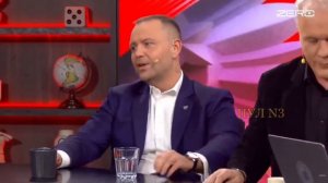 Немного неловко получилось: 

Президент Польши Навроцкий уронил пакетик со снюсом прямо во время эфи