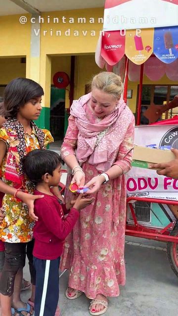 19 апреля. Акшая Тритья. Раздача мороженного детям в школе Сандипани Муни