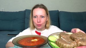 Мукбанг от Яновны Холодец невкусный и борщ с мазиком вкусный. Еда вкуснота.