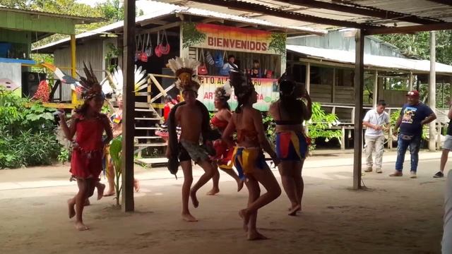 Амазония. Индейские танцы в перуанской деревне
