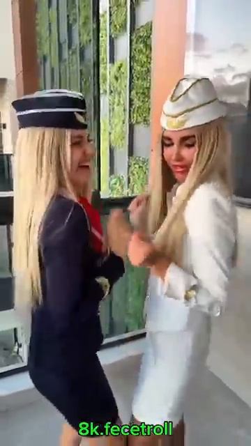 Женская реакция на красотку.